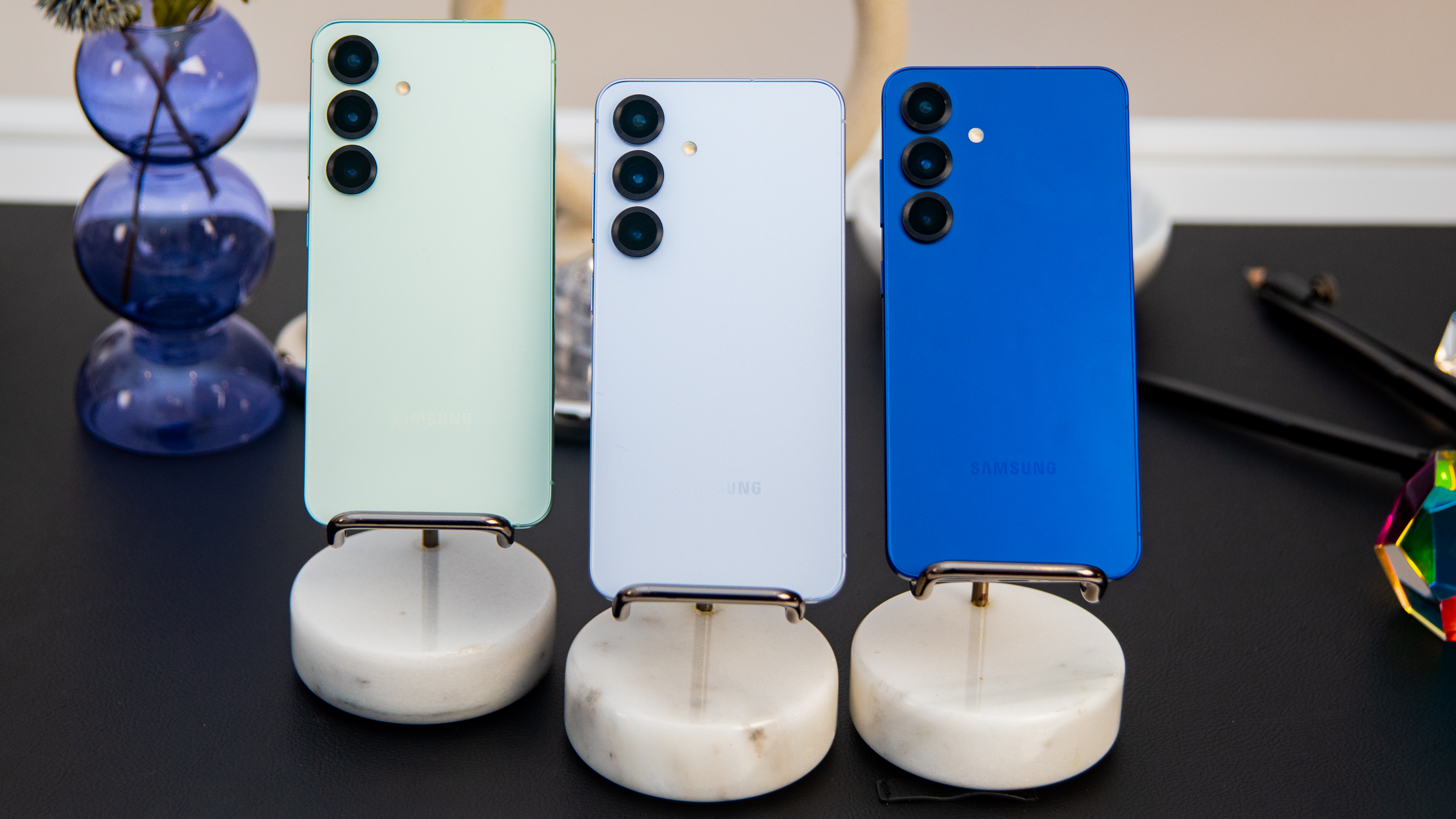 S26 Plus có giá cao hơn nhưng đổi lại là trải nghiệm màn hình và pin tốt hơn